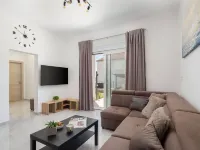 Contemporary Apartment with Terrace and Spacious Garden Hôtels à : Kastel Kambelovac