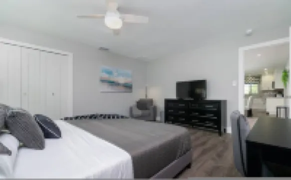 Villa Capri-Waterfront- Free Amenities-Heated Pool-Beach and Fishing Gear