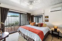 3-Bd Home with Pool, Walk to Beach Hotel a 