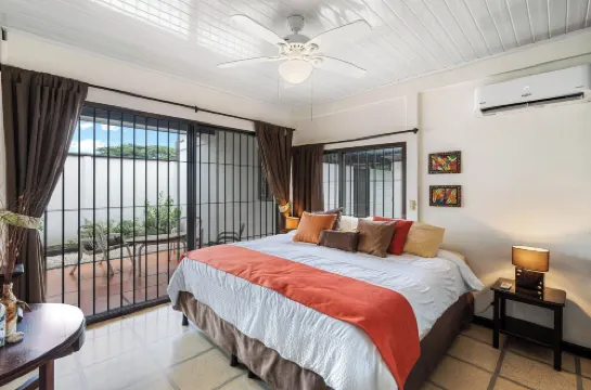 3-Bd Home with Pool, Walk to Beach