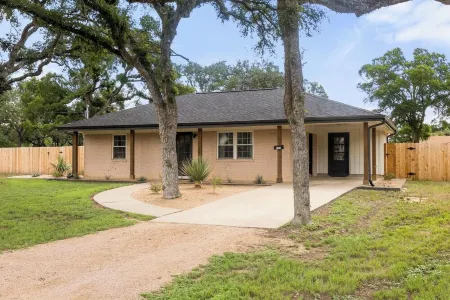 New SPA! Dwntwn DRIP Bluff St Cottage & Guest House! Walk to Food, Bars & Music! Отели рядом с достопримечательностью «Ian's Chapel at Camp Lucy»