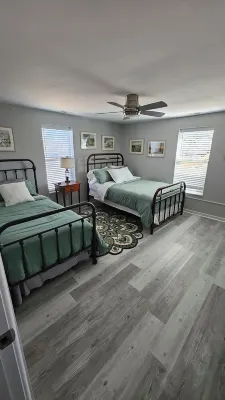 Peaceful, Cozy 2-bedroom apartment in Trinidad with WiFi,  great music.