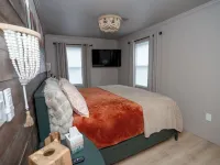 Charming 1-bedroom apartment. Pet friendly, King Bed, Washer & Dryer Hotels in Monroe
