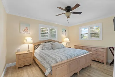 Charming 4-Bedroom Beach Bungalow with Idyllic Pool & Backyard Jonathan Dickinson State Park Observation Tower 주변 호텔