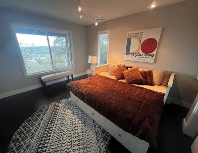 “Serenquility” Best view in Eldorado Hills, 3 bedroom wrapped in love & harmony. Hotels near Marketplace at Town Center