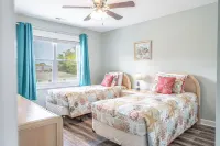 6 BR/6 Ba w/ Pool & Hot Tub, ample Parking, close to Beach & Downtown!