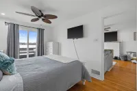 Charming 2-bedroom Lake House Directly on Cross Lake