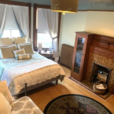 Hewitt Onion Tower Victorian charm in heart of Marquette- Cozy Fireplace
