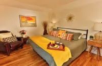 Cottage in The Rocks/Remodeled Bungalow nestled in the Vineyards & Orchards