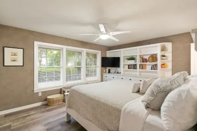 Sunset views~Marsh trails~Bikes~Dedicated work space~Room for guests