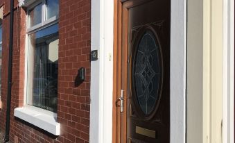 Bright Spacious 3-Bed with Office & Patio, Preston