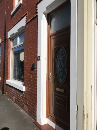 Bright Spacious 3-Bed with Office & Patio, Preston