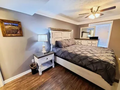 Cozy 2-bedroom condo with WiFi, AC in marvelous Lexington