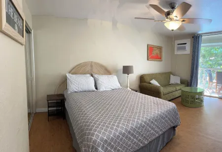 Charming Condo Hotel in lovely Beach front Kailua-Kona with AC, WiFi Отели рядом с достопримечательностью «Маниниауоли Бич»