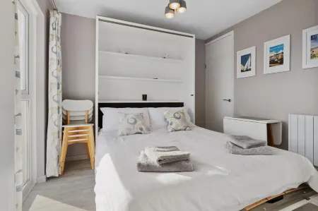 Freshwater Bay - Sea View Apartment