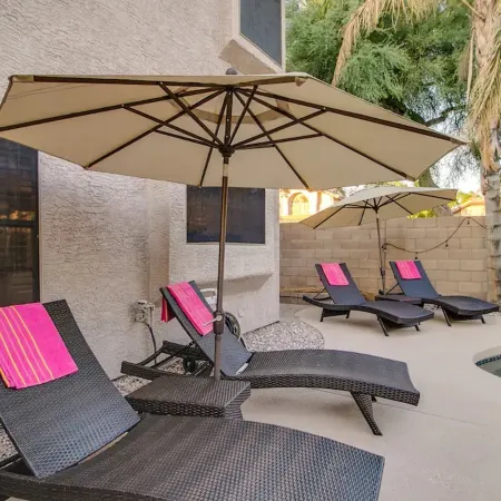 Massive 5 Bdrm Getaway WPool, Hot Tub, Game Room
