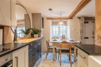 The Gamekeeper's Cottage-Stunning 2 Bed Hotels in Witney