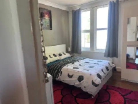 距市機場10分鐘的三卧室公寓，帶停車位，不允許聚會