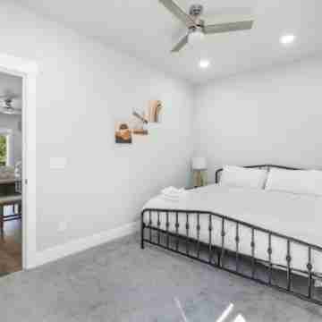 3 Beds + Safe & Quiet! 10toAirport & 15toDowntown! Rooms