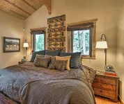 Grinning Bear Lodge: Hot Tub, Deck, Fire-Pit Game Loft & Fully Stocked Kitchen