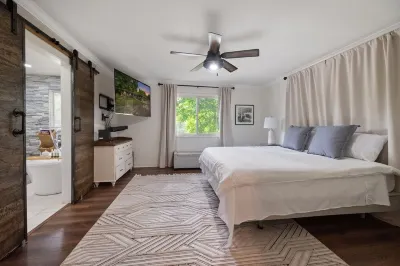 Spacious Retreat with Pool, Perfect for Large Groups, Sleeps 16+ Close to Purdue