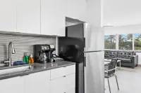 Unique Retreat - Unit D: Cool 2nd-floor Retreat Hotels in Deerfield Beach