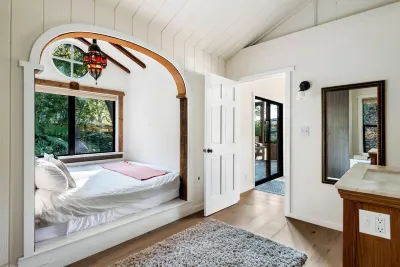 Sunny 2 Bedroom Garden Cottage with Hot Tub on Topanga State Park Hotels near Malibu Creek State Park