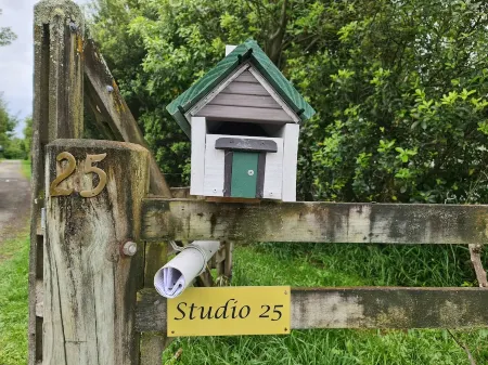 Studio 25 - a charming room in a country  garden setting Отели в г. Мартинборо