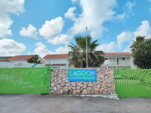 Serenity Haven: Garden-View Retreat at Lagoon Bay Hotel berhampiran Kenepa Beach