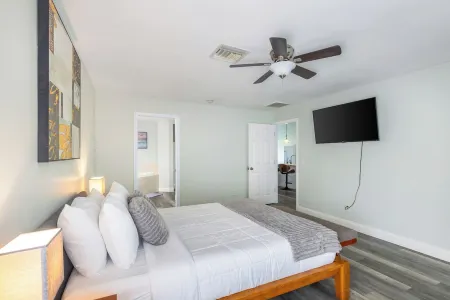 Modern Retreat Poolside Paradise