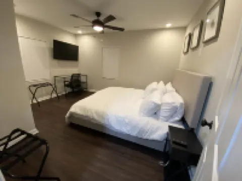 JackPotz BNB- Cozy Modern Bungalow, 5 min. to Two Kings and More!