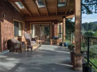 Spacious lakefront cottage, Salt Spring Island. Great sunsets, central location