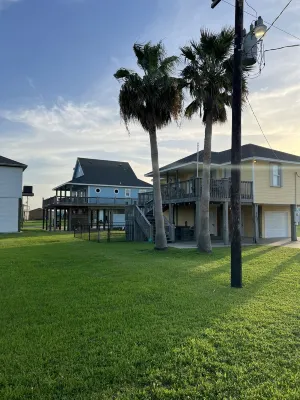 “New Ambiance” Enjoy this Lovely 2B/2B Beach Home! Sleeps 10! Beach access!