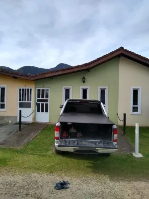 Casa em Ubatuba Condominio Fechado na Praia de Maranduba com Wi-fi gratis. Hotels in Praia do Sape