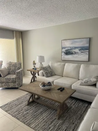 The Meadows Country Club 2 bedroom & 2 bath 1st floor condo. Отели в г. Те-Медоуз