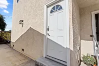 5 MIN TO LAX, Private entrance studio apartment. Pet friendly apartment