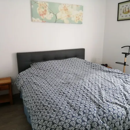 Bright, sea-view apartment with direct beach access