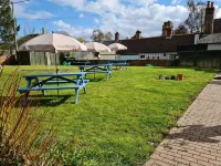 Charming Kintbury Cottage with lovely open fire-place & home cinema Hotels in 