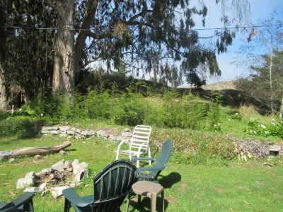 Sandy Clove Cottage creates a private getaway with nature in Fortt Bragg. Hotels near Standish-Hickey State Recreation Area