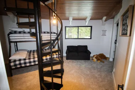 Updated Truckee mountain home Отели рядом с достопримечательностью «Запад Энд Бич»