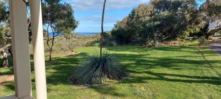 Amazing sea and hills views. Отели рядом с достопримечательностью «Encounter Coast Discovery Centre»