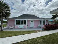 Renovated Beach Villa 671. Steps away from the beach. Sleeps 6. WiFi. Laundry  호텔