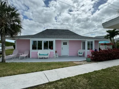 Renovated Beach Villa 671. Steps away from the beach. Sleeps 6. WiFi. Laundry Hotel a 