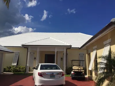 Luxurious 'Old Fort Bay' Large SINGLE LEVEL with 4 bedrooms each with an ensuite Hôtels à proximité de : Clifton Heritage Park