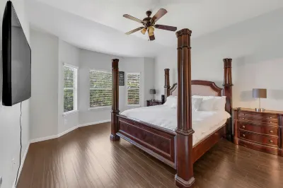 Spacious home in the heart of San Antonio, close to SeaWorld and Lackland Hotel dekat Kelly Field Annex/Lackland Air Force Base