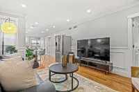 3-bedroom apartment in charming Boston/ Near Train Hotels near T-Mobile