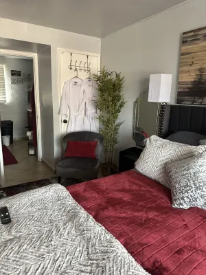 ~AZ~1BR & pullout, Very Nice, Newly Renovated, with washer, dryer, & dishwasher.