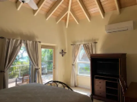 Coconut Breeze Villa: Mesmerizing Views, Cooling Tradewinds; Full A/C; Generator