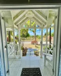 Beautiful West Coast villa, shared pool, Inc Fairmont Beachclub access for four. Hotels in Porters