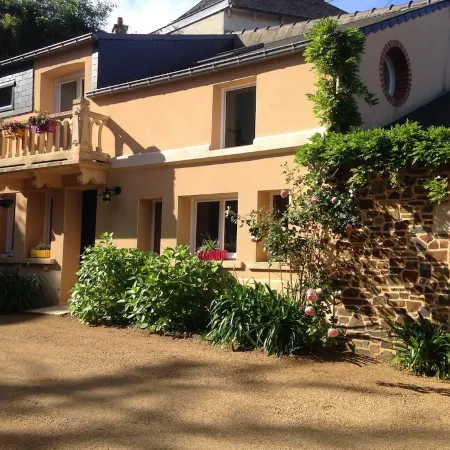 Gite 350 M from the port of Binic. J Отели в г. Биник